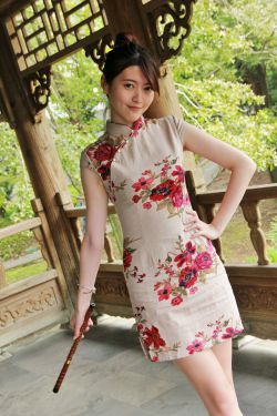 男生吃女生的两个葡萄